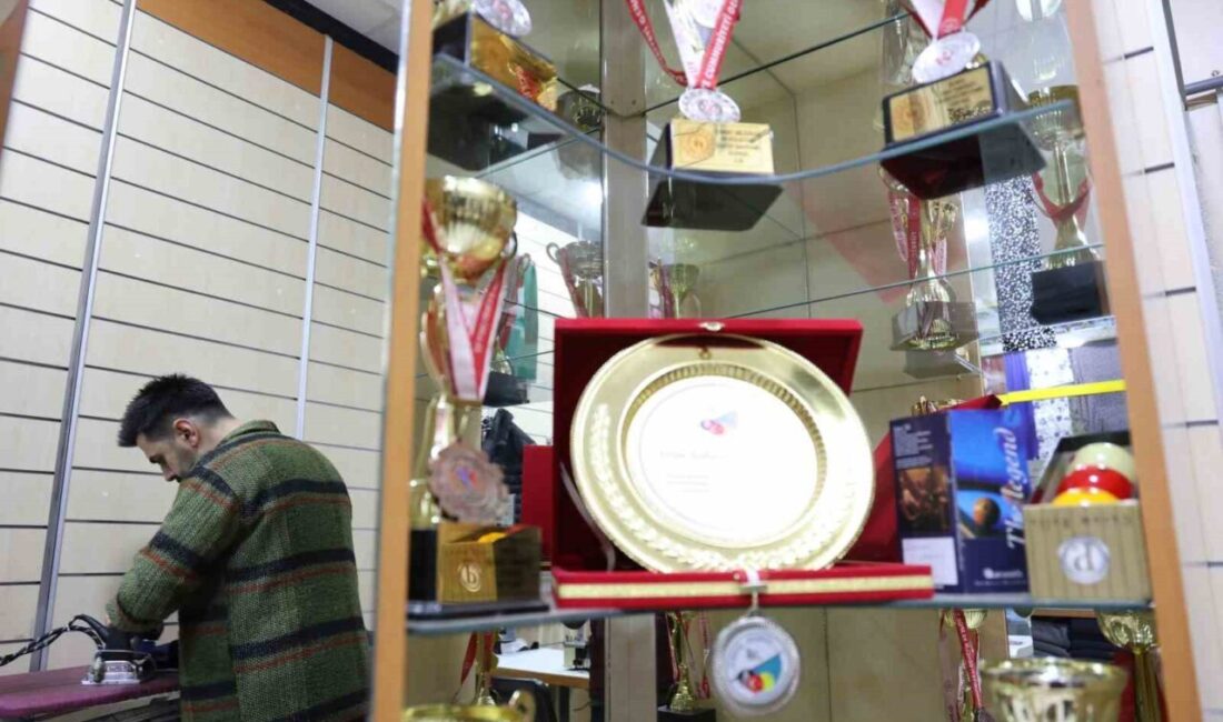 Elazığ'da terzilikle uğraşan Lokman Korucu, 2012 yılından bu yana profesyonel