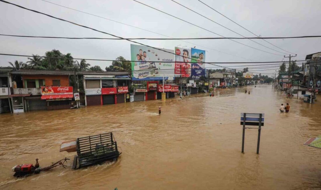 Güney Asya'daki muson yağmurları nedeniyle yaşanan sel ve toprak kaymaları