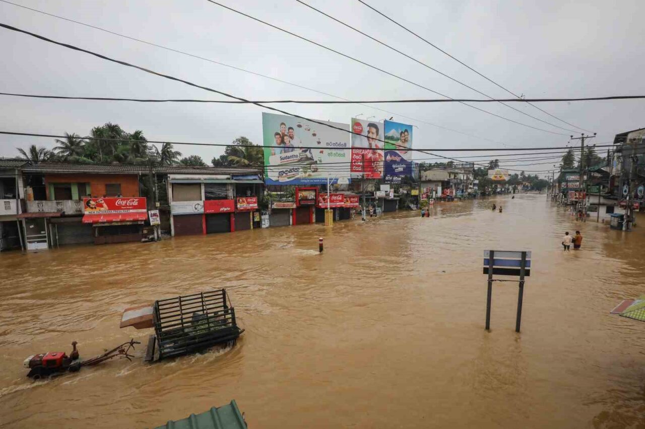 Güney Asya'daki muson yağmurları nedeniyle yaşanan sel ve toprak kaymaları