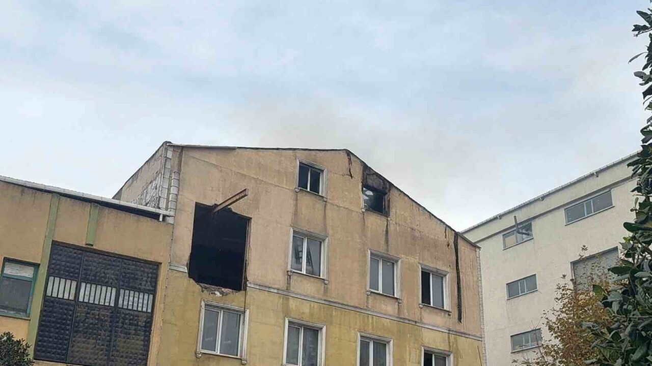 İstanbul'un Güngören ilçesinde bulunan 3 katlı tekstil fabrikasının depo kısmında,
