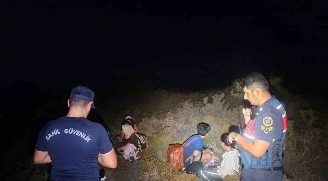 Muğla'nın Fethiye ilçesindeki Günlüklü Koyu'nda, Sahil Güvenlik ve Jandarma ekipleri,