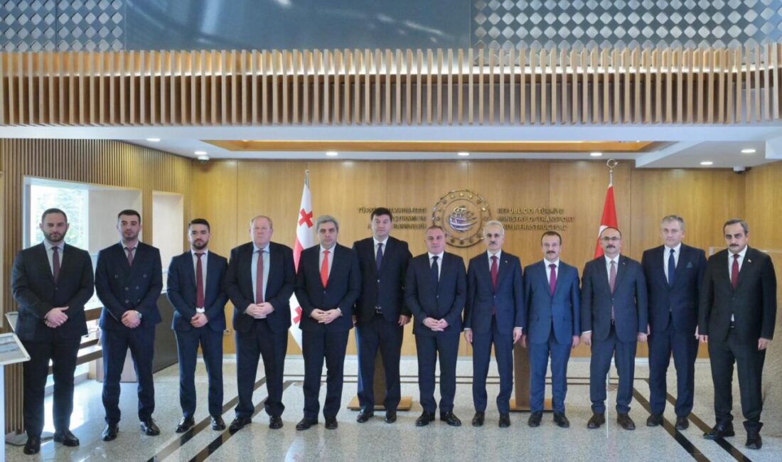 Uraloğlu ve Sokhadze, Türk-Gürcü İşbirliği ve Uçak Kazası için Taziyeleri Kabul Etti Ulaştırma ve Altyapı Bakanı Abdulkadir Uraloğlu, Gürcistanlı mevkidaşı Revaz Sokhadze
