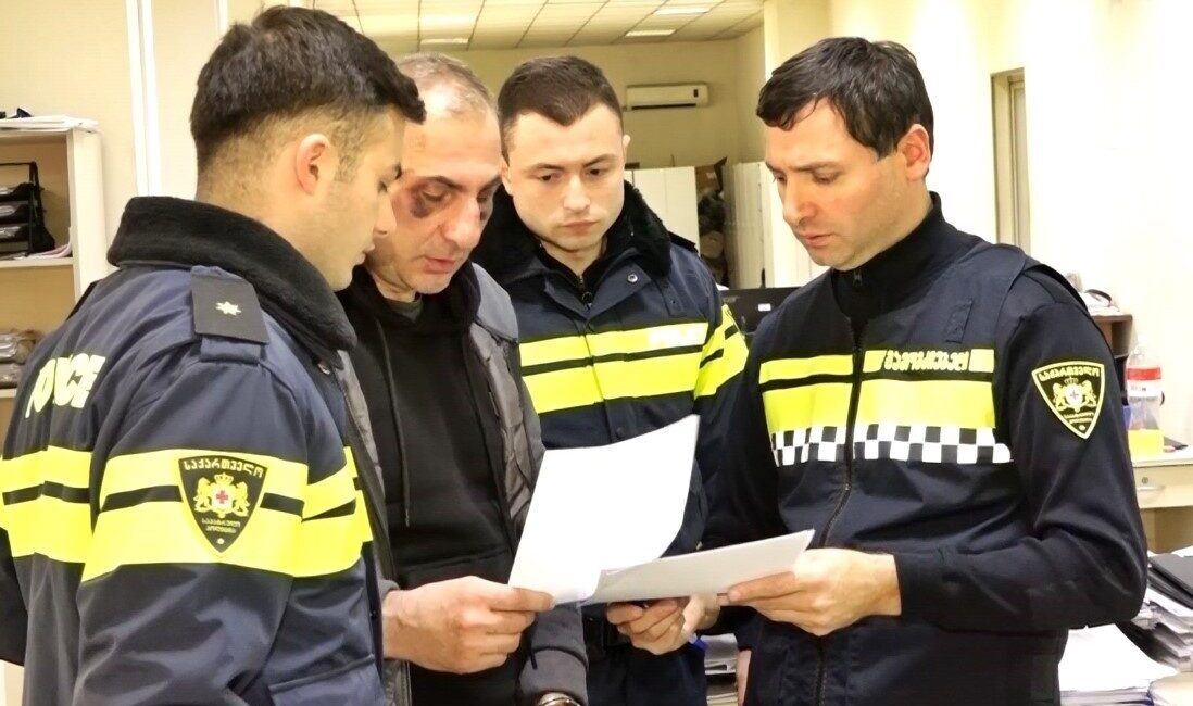 Gürcistan’da “Güçlü Gürcistan” Koalisyonu Lideri Aleksandre Elisaşvili Gözaltına Alındı, Mahkeme Binasına Kundaklama Girişiminde Bulundu Gürcistan muhalefetinin "Güçlü Gürcistan" koalisyonu liderlerinden Aleksandre Elisaşvili, Tiflis'teki mahkeme