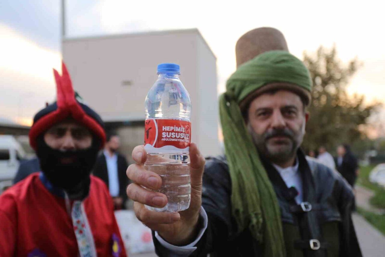 Gürsu Belediye Başkanı Mustafa Işık, Evliya Çelebi kıyafetiyle halk arasında