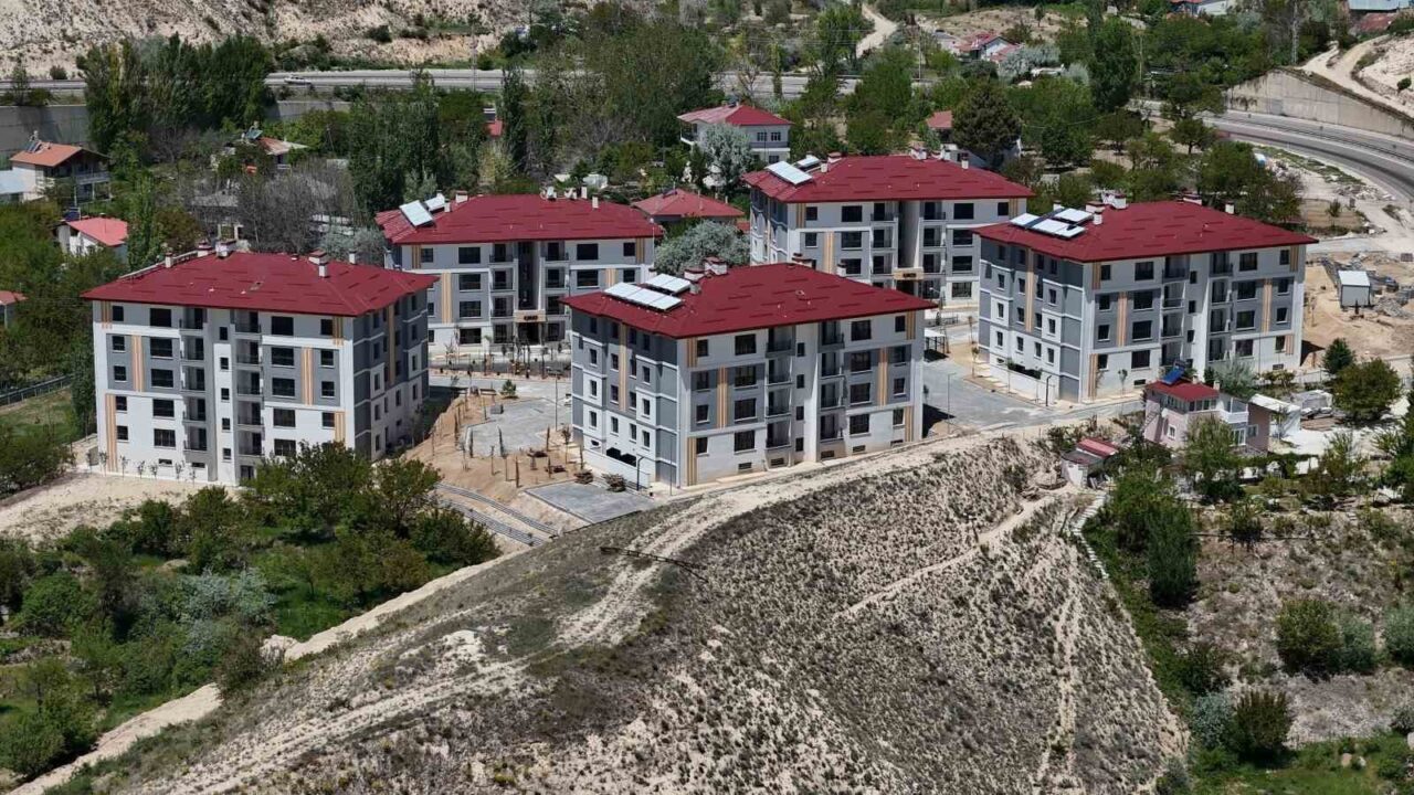 Kahramanmaraş depremlerinin ardından Sivas’ın Gürün ilçesinde tamamlanan 85 afet konutu,