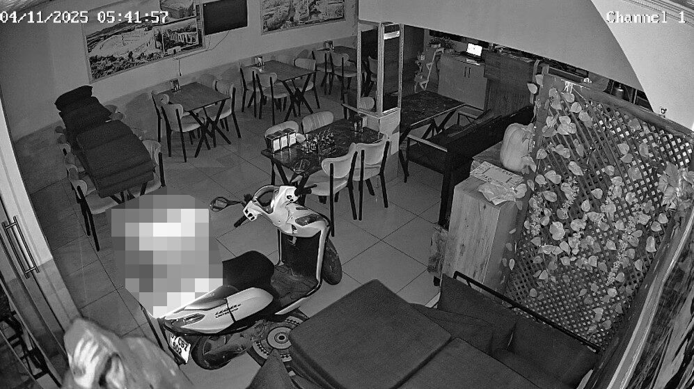 Antalya'nın Serik ilçesinde bir restorana giren hırsız, güvenlik kameralarının elektriğini