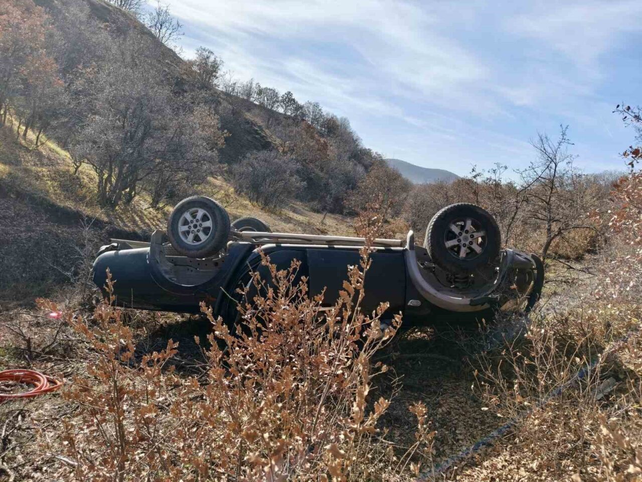 Sivas’ta Yıldızeli ilçesinde kaybolan öğretmenin aracı dere kenarında bulundu, kazada hayatını kaybettiği anlaşıldı.