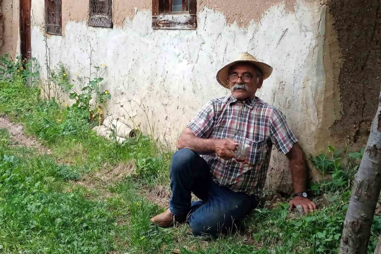 Gümüşhane'nin Çamlıköy köyünde yaşayan 78 yaşındaki Mevlüt Özkan, caminin şadırvanında