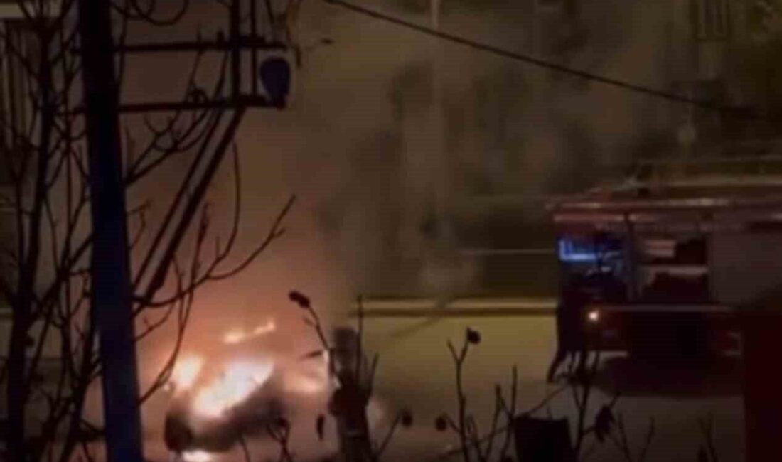 Bursa’da Hafif Ticari Araç Gece Saatlerinde Alev Aldı, Yangın Kontrol Altına Alındı Bursa’nın Yıldırım ilçesinde bir hafif ticari araç gece saatlerinde motor