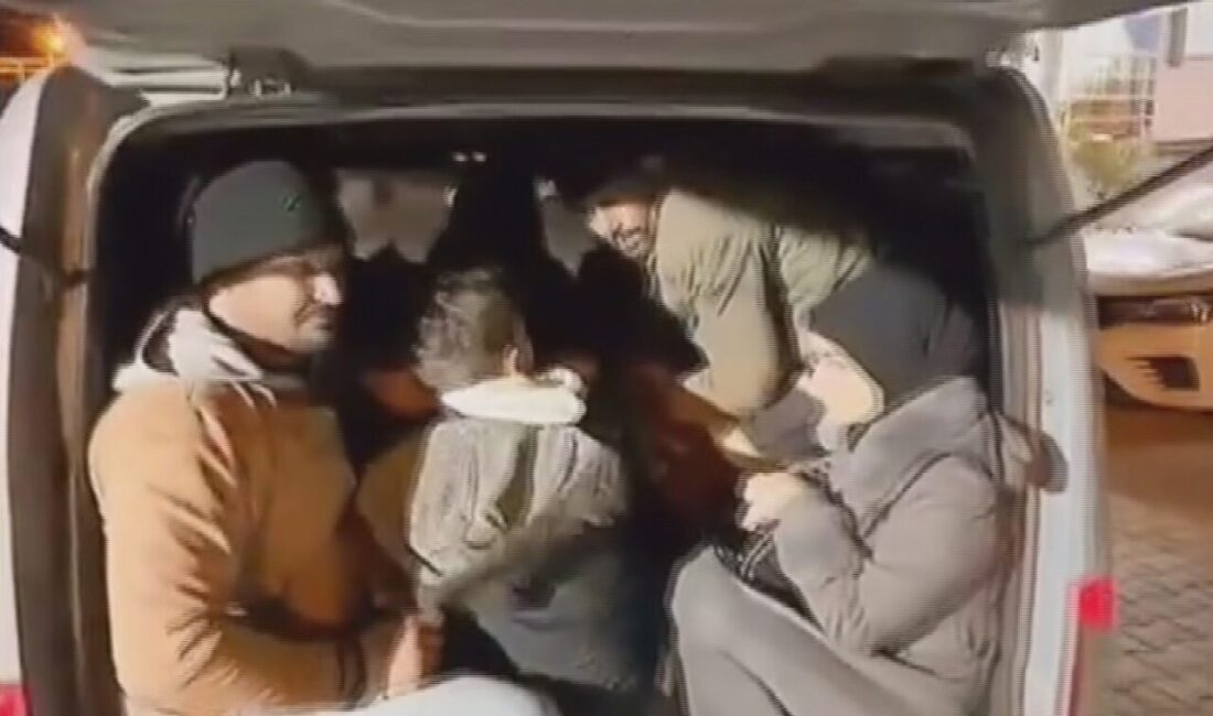 Hatay’da Durdurulan Araçta 13 Kaçak Göçmen Ele Geçirildi, Organizatör Tutuklandı Hatay'da gerçekleştirilen operasyonla, 13 göçmen tıka basa doldurulmuş bir hafif