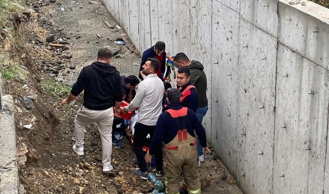 Antakya’da hafif ticari aracın çarptığı genç kadın, düştüğü kanalda yaşamını yitirdi Antakya'da, 23 yaşındaki Zehra Fındık, H.K. yönetimindeki hafif ticari aracın