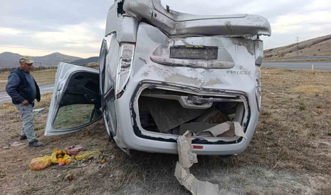 Afyonkarahisar'da iki hafif ticari aracın çarpışması sonucu 7 kişi yaralandı.