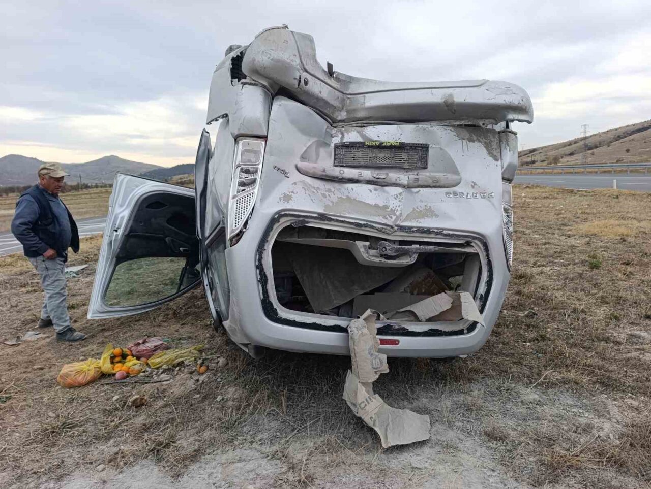 Afyonkarahisar’da Trajik Trafik Kazasında 7 Kişi Yaralandı, Araçlardan Biri Ters Dönerek Refüje Çıktı