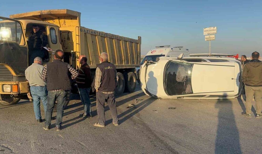 Gaziantep’in Nizip ilçesinde bir hafriyat kamyonu ile otomobilin kavşakta çarpışması