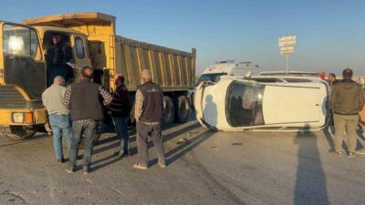 Gaziantep’in Nizip ilçesinde bir hafriyat kamyonu ile otomobilin kavşakta çarpışması