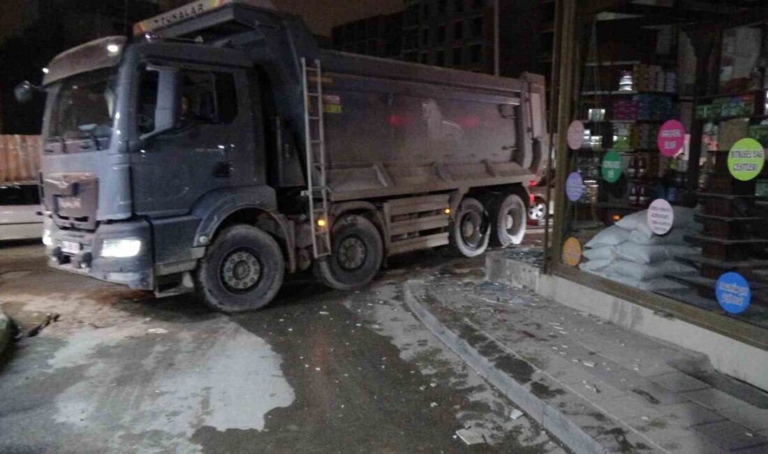Malatya'nın Battalgazi ilçesinde bir kamyonun lastiği patladı. Olay, Akpınar Mahallesi'nde