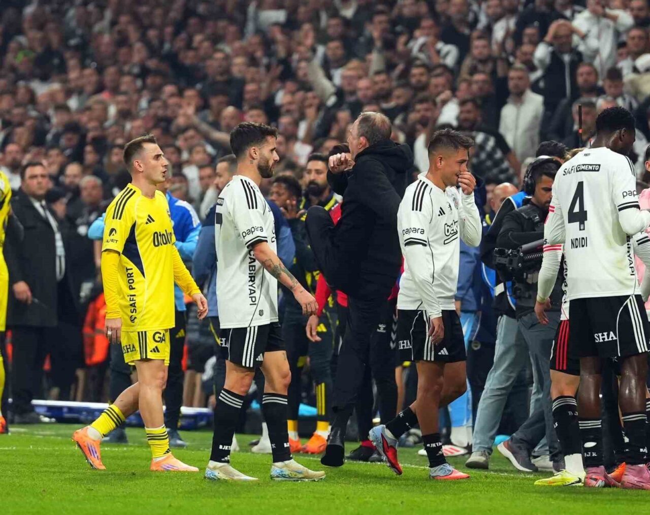 Beşiktaş Teknik Direktörü Sergen Yalçın, Fenerbahçe derbisinde Orkun Kökçü'nün kırmızı