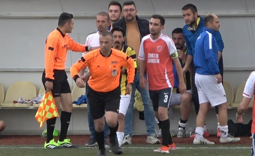 Kütahya'nın Tavşanlı ilçesinde oynanan amatör futbol maçında Genç Yurdu Sporlu