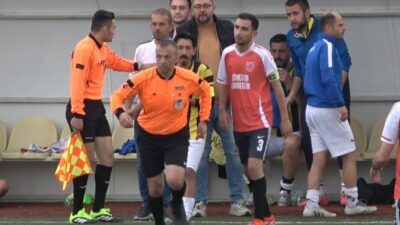 Kütahya'nın Tavşanlı ilçesinde oynanan amatör futbol maçında Genç Yurdu Sporlu