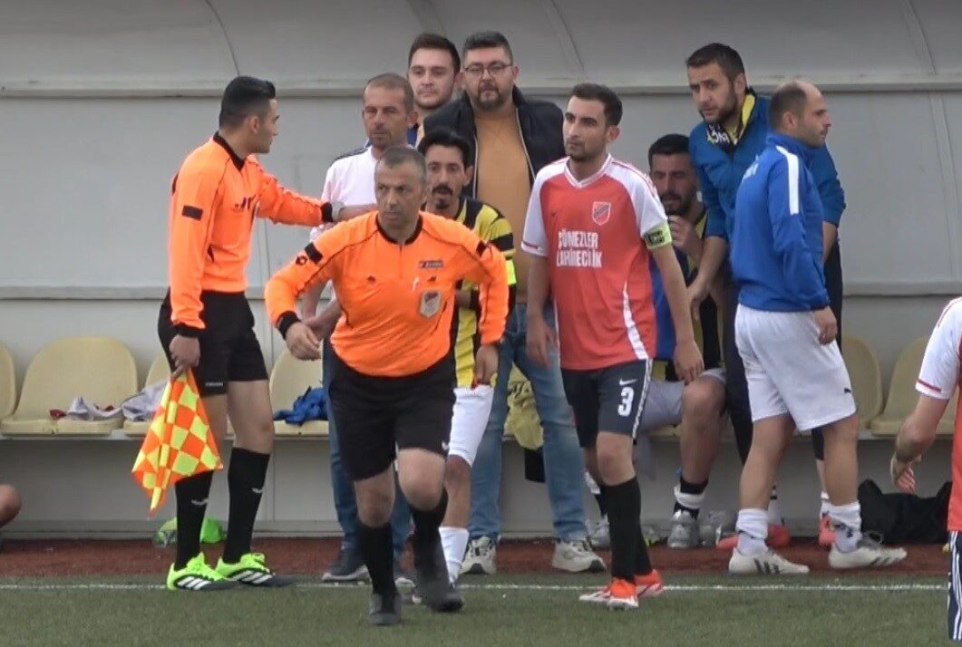 Kütahya’da Amatör Maçta Boğazına Dili Kaçan Futbolcuya Anında Müdahale Yapıldı, Ambulans Gelmemesi Eleştiri Yarattı