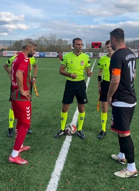 Gürcan Bayraktar’ın Maç Öncesi Gösterdiği Saygı Gündeme Oturdu İstanbul Bölgesi hakemi Gürcan Bayraktar, Turhal 60 Futbol Kulübü’nün kaptanı