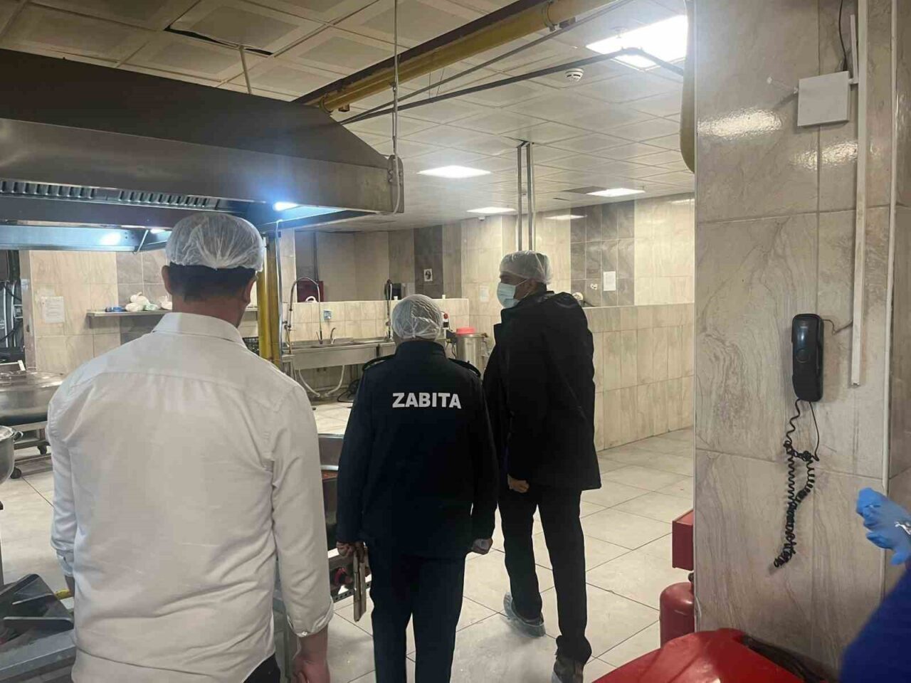 Hakkari’de Zabıta Ekipleri, Gençlik ve Spor Bakanlığı’na Ait Yurt Yemekhanesinde Hijyen Denetimi Gerçekleştirdi