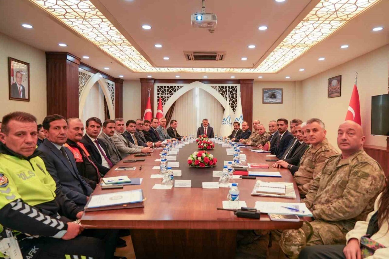 Hakkari Valisi Ali Çelik, yoğun kar yağışlarında acil hasta sevklerinin