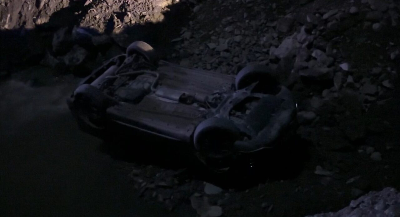 Hakkari’de Otomobil Dereye Uçtu, İki Kişi Yaralandı