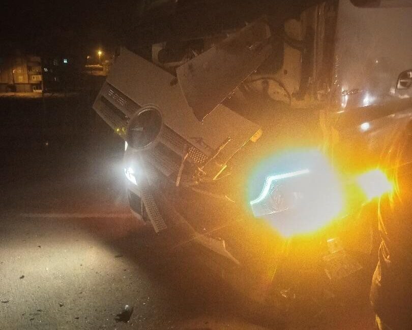 Yüksekova’da Tır ve Minibüsün Çarpışması Sonucu Bir Kişi Yaralandı Hakkari'nin Yüksekova ilçesinde bir tır ile minibüsün çarpışması sonucunda bir