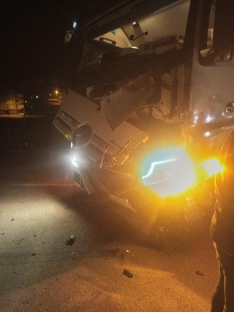 Yüksekova’da Tır ve Minibüsün Çarpışması Sonucu Bir Kişi Yaralandı