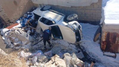 Hakkari'de VEDAŞ personelini taşıyan bir kamyonet, Merzan Mahallesi Dörtyol yakınlarında