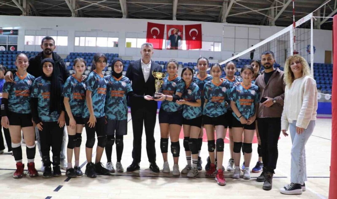 Hakkari'de düzenlenen Okul Sporları Yıldız Kızlar Voleybol İl Birinciliği, final