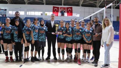 Hakkari'de düzenlenen Okul Sporları Yıldız Kızlar Voleybol İl Birinciliği, final