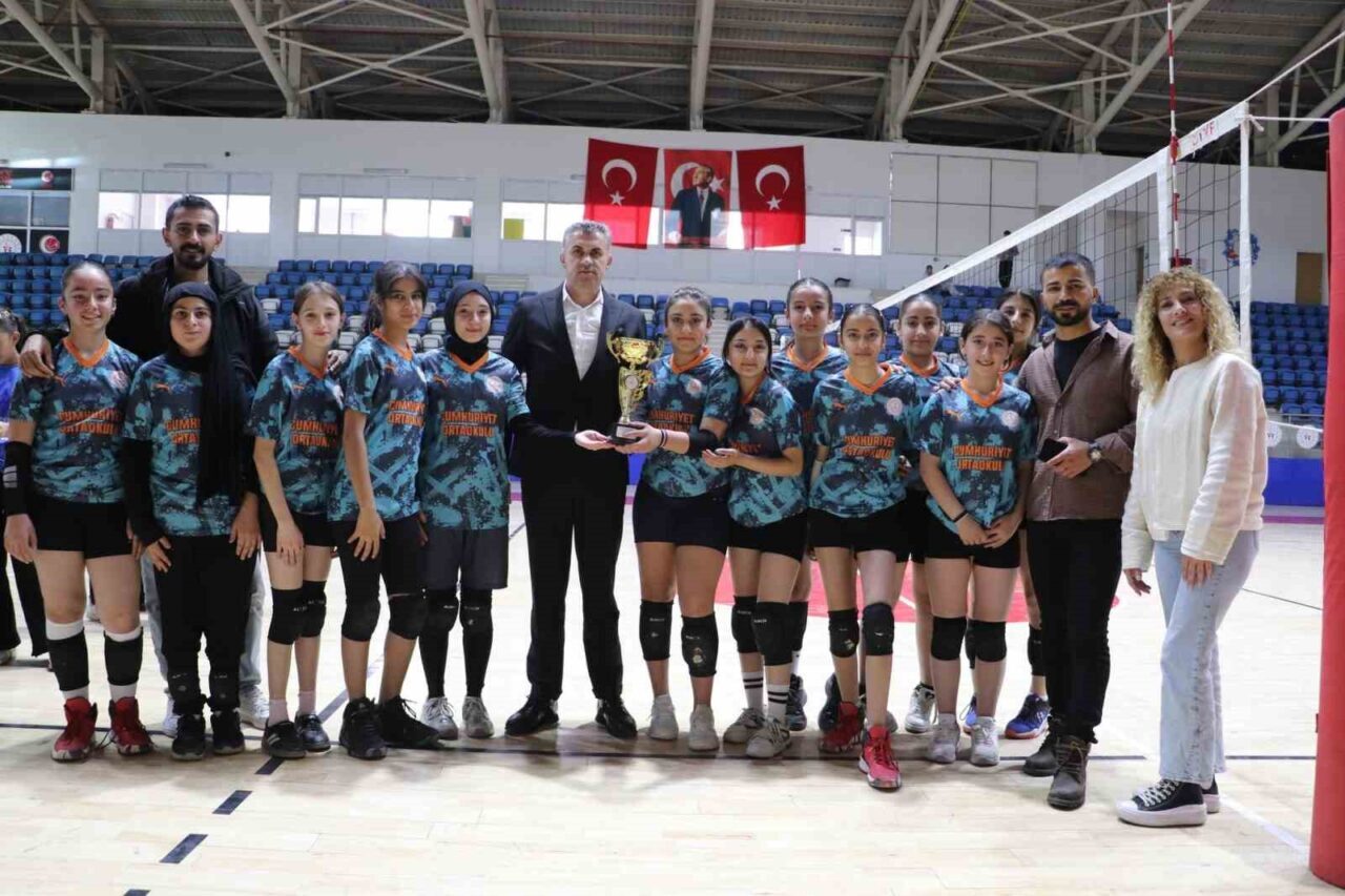 Hakkari'de düzenlenen Okul Sporları Yıldız Kızlar Voleybol İl Birinciliği, final