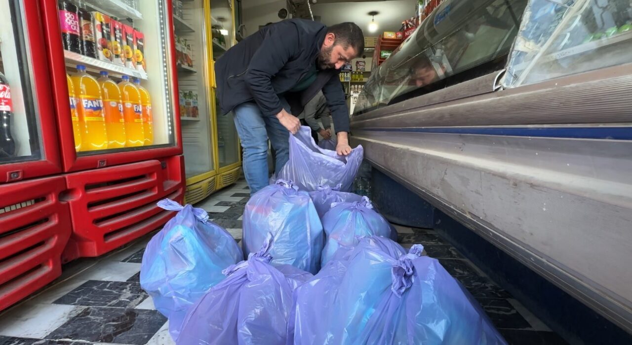 Abdullah Birtek’ten Yüksekova’da Öğrencilere Vefa Örneği: Kırtasiye Malzemelerini Bağışladı