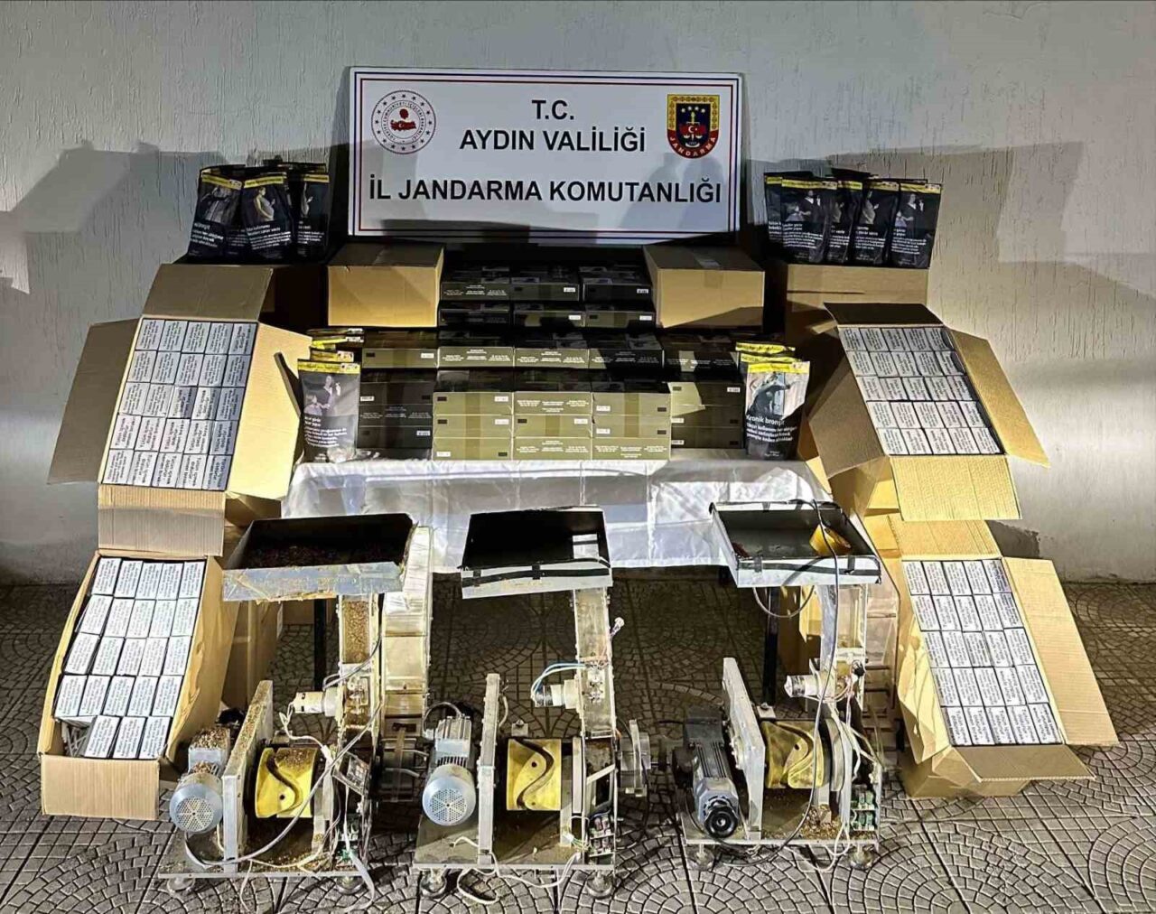 Aydın'ın Efeler ilçesindeki halı yıkama dükkanında yapılan jandarma baskınında, kaçak