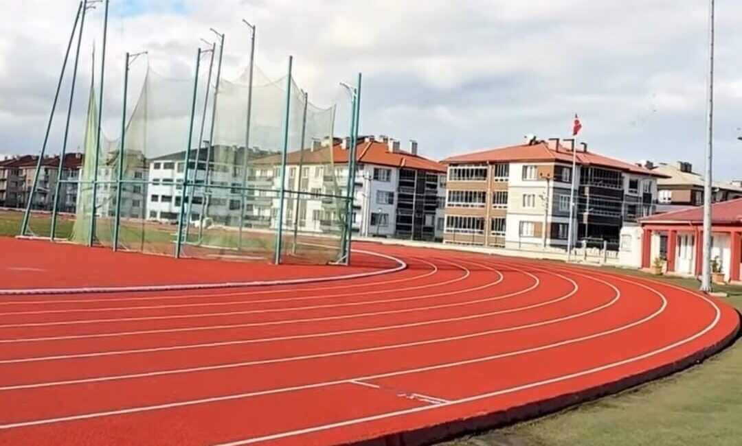 Kütahya'daki Halil Akkaş Atletizm Stadı, yenileme çalışmalarının ardından 16 Kasım
