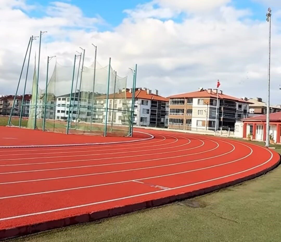 Kütahya'daki Halil Akkaş Atletizm Stadı, yenileme çalışmalarının ardından 16 Kasım