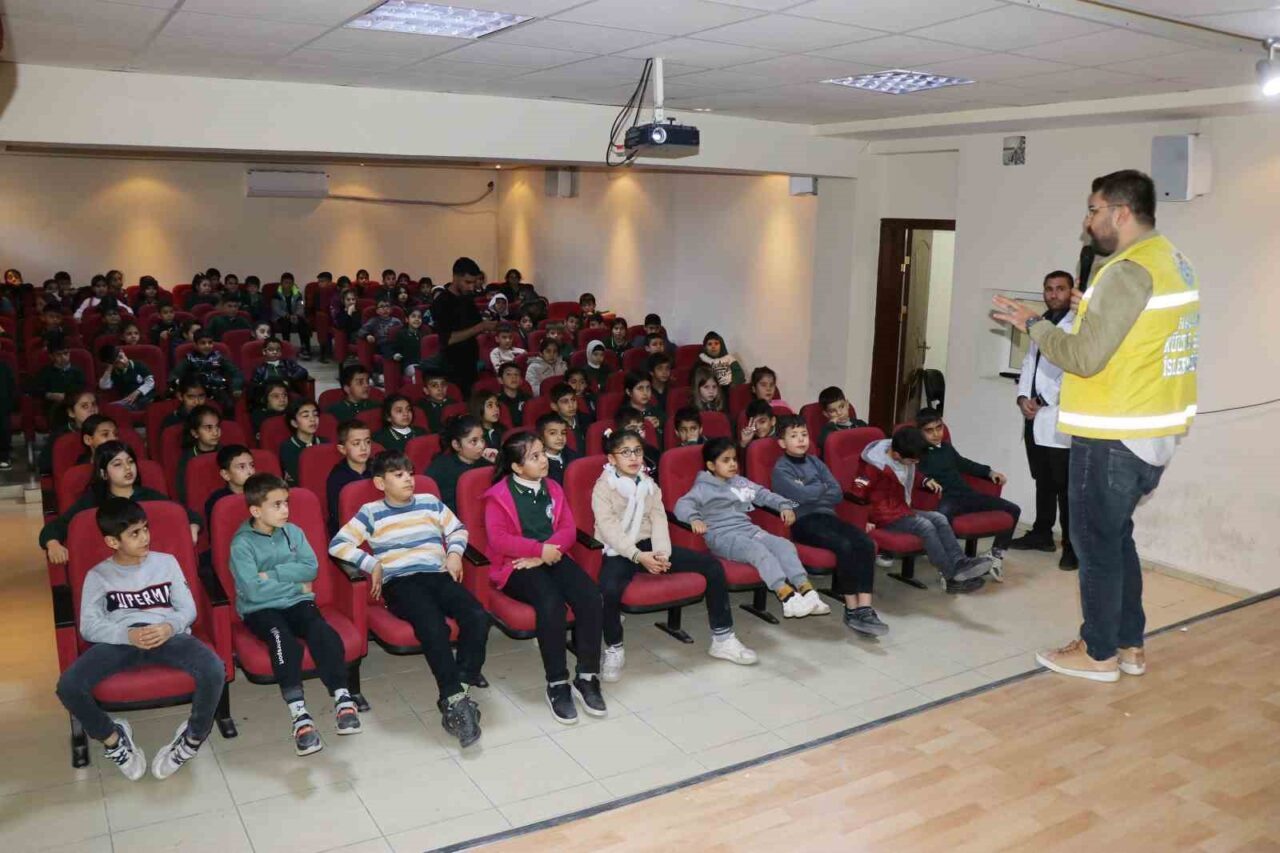 Haliliye Belediyesi, çocukların gelişimini desteklemek için okullarda eğitimler düzenliyor. Psikolojik