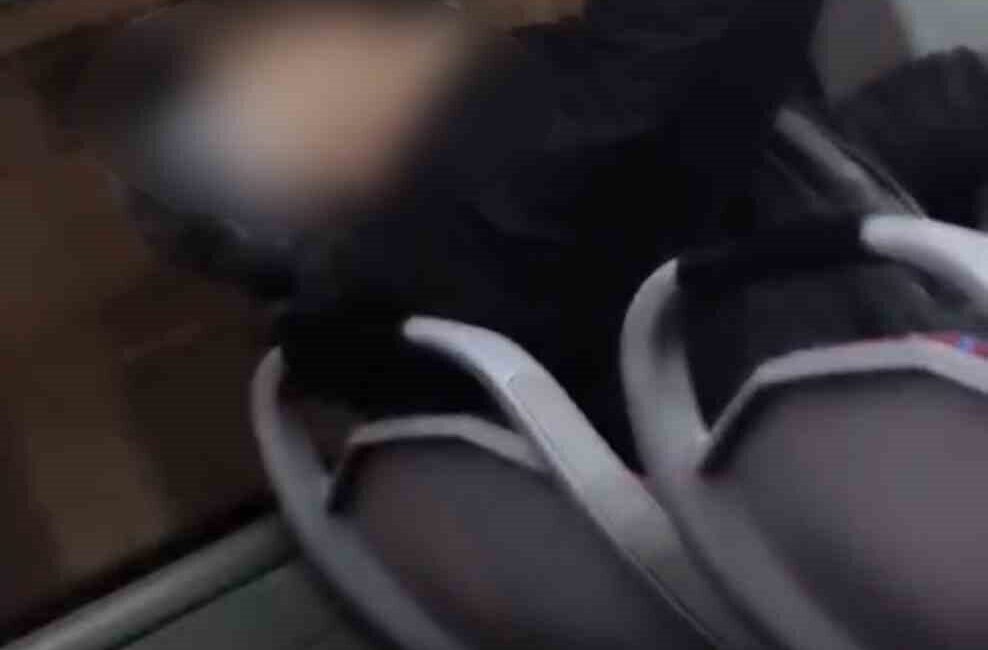 Adıyaman’da Halk Otobüsünde Alkol Alan Şahsın Davranışları Tepki Topladı Adıyaman'da bir halk otobüsünde alkol alan ve yolculara hakaret eden