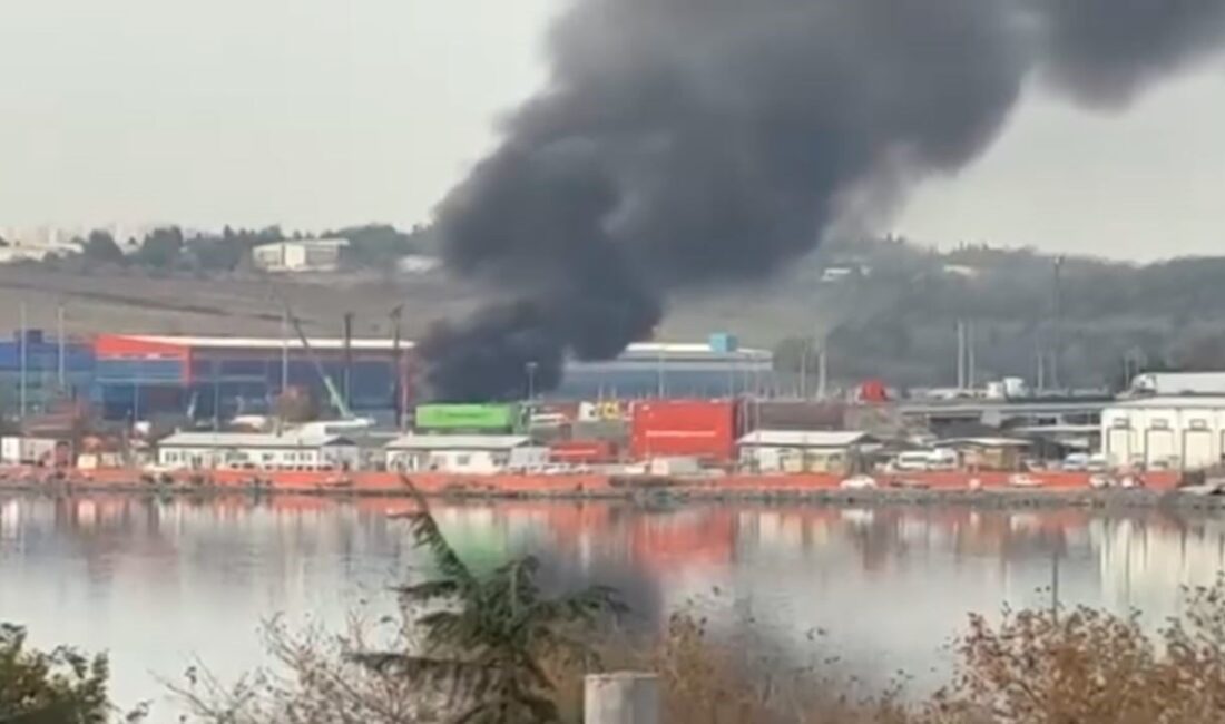 Küçükçekmece'de Halkalı Gümrüğü'ndeki bir konteynerde çıkan yangın, kısa sürede büyüyerek