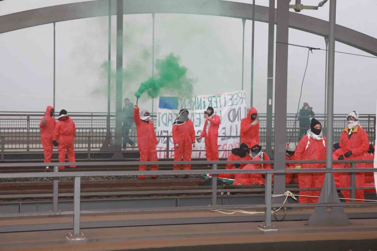 Hamburg limanında toplanan Filistin yanlısı grup, İsrail’e silah ihracatının durdurulması