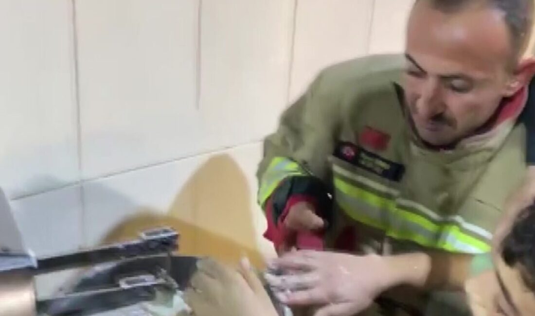 Hatay'ın İskenderun ilçesinde bir çocuk elini hamur karıştırma makinesine sokarak