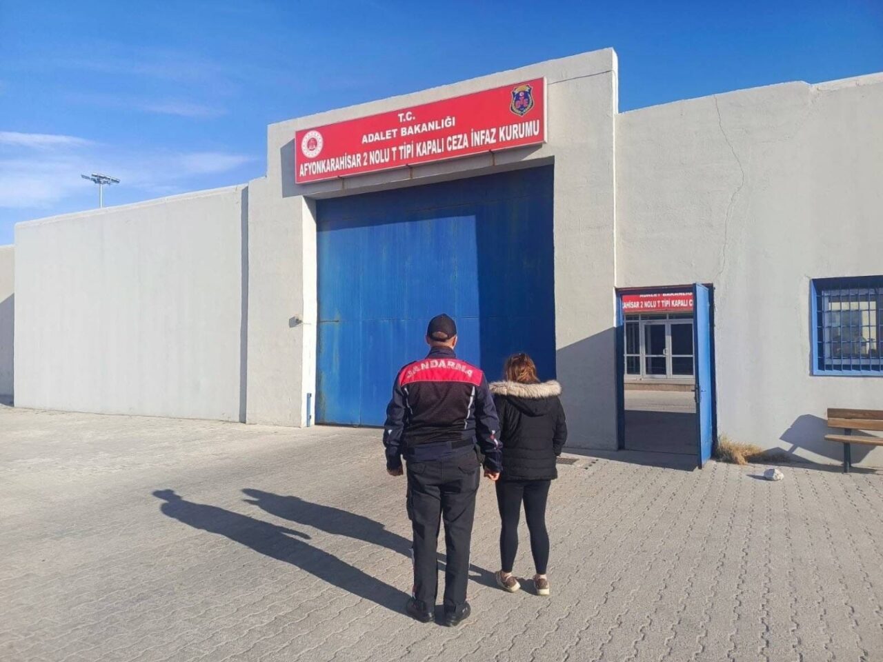 Afyonkarahisar’da Aranan Dolandırıcı Jandarma Tarafından Yakalandı