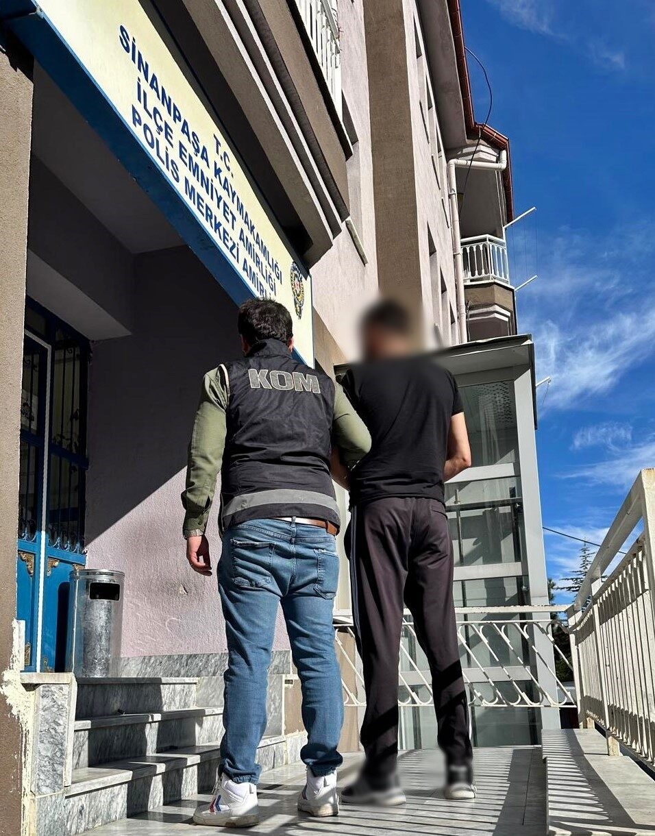 Afyonkarahisar'da 10 yıl 4 ay hapis cezasıyla aranan B.Ö., polis