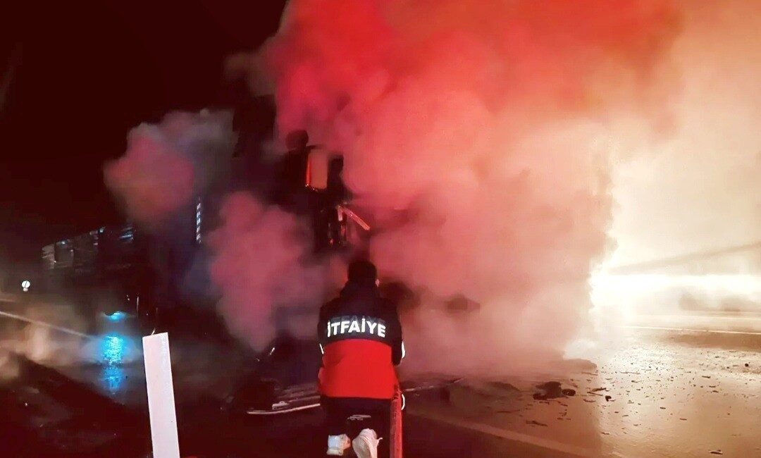 Kütahya’da Tırın Motorunda Çıkan Yangın İtfaiye Ekiplerince Söndürüldü, Araç Kullanılamaz Hale Geldi Kütahya'da F.K. yönetimindeki 43 ADC 522 plakalı tırın motorunda çıkan