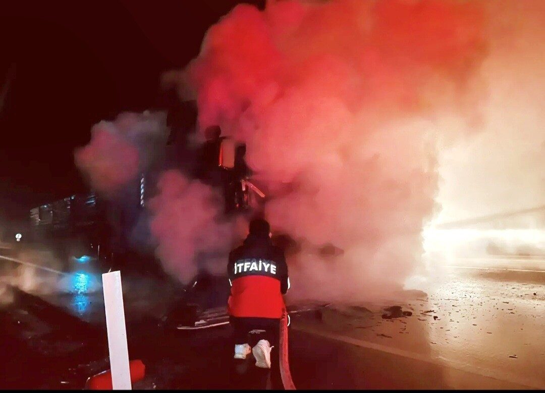 Kütahya'da F.K. yönetimindeki 43 ADC 522 plakalı tırın motorunda çıkan