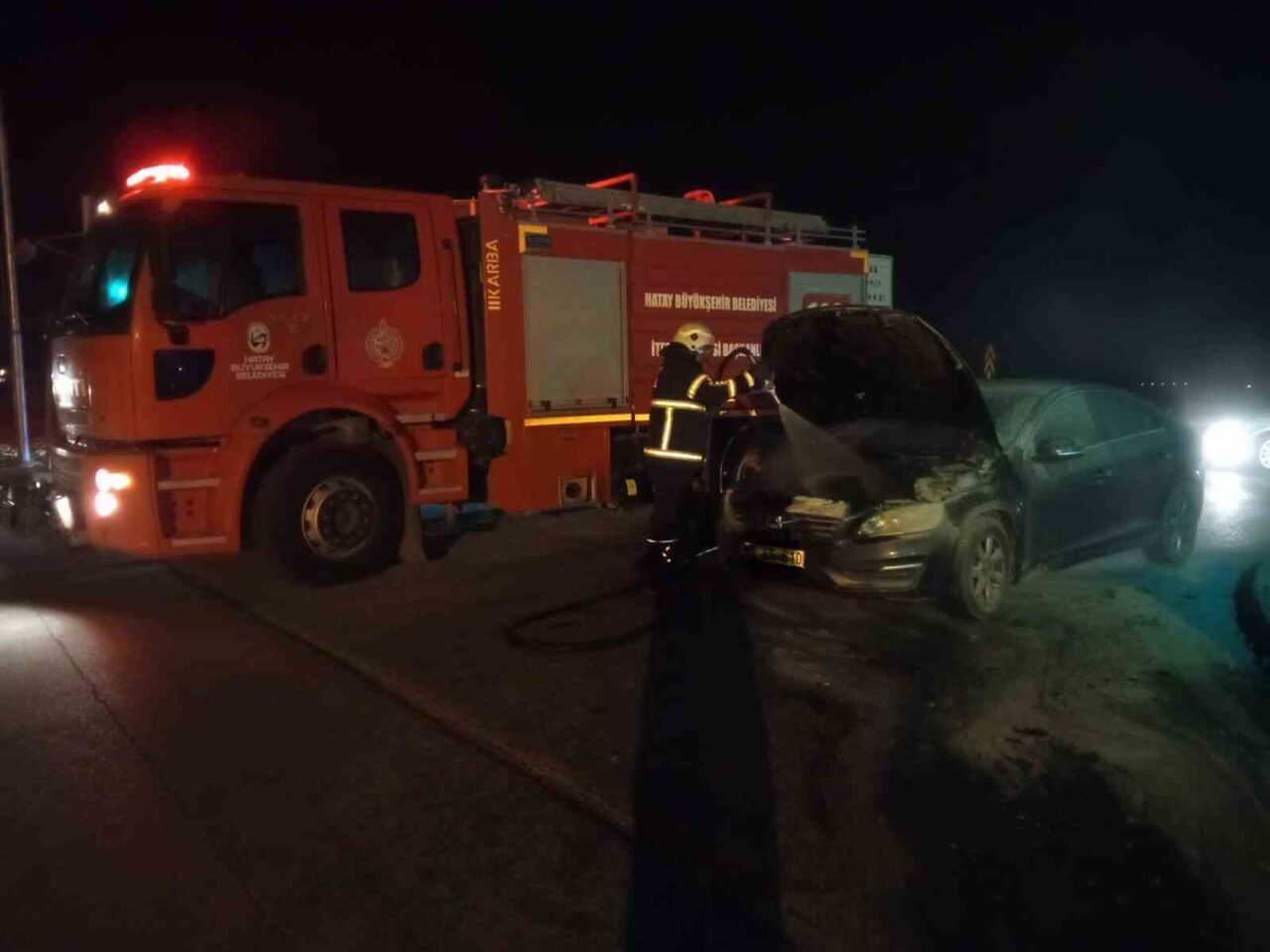Hatay'ın Hassa ilçesinin Girne Mahallesi'nde seyir halindeki bir otomobil motor