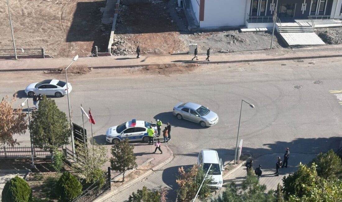 Siirt'in Kurtalan ilçesinde bir otomobil, Kurtalan Devlet Hastanesi'nin bahçesine girmek