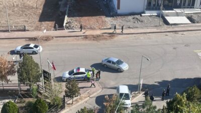 Siirt'in Kurtalan ilçesinde bir otomobil, Kurtalan Devlet Hastanesi'nin bahçesine girmek
